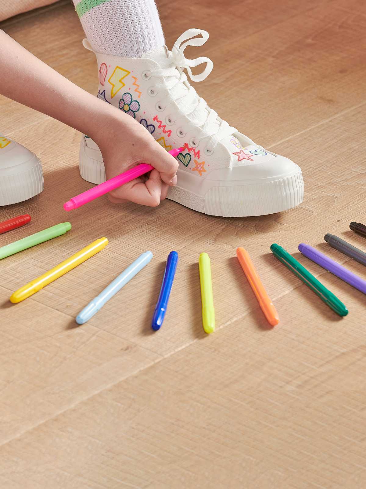 ooly Left/Right ergonomic crayons – Mudpuddles Toy Store